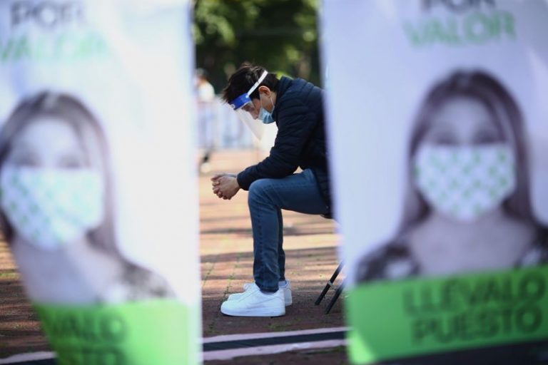 LYNXMPEG9J00P.jpg,Un hombre que usa una máscara protectora y un protector facial espera para realizar una prueba de la enfermedad por coronavirus (COVID-19) en un sitio de prueba temporal en Ciudad de México, México, 15 de octubre de 2020. REUTERS / Edgard Garrido/ Foto de archivo
; Crédito: EDGARD GARRIDO, Reuters