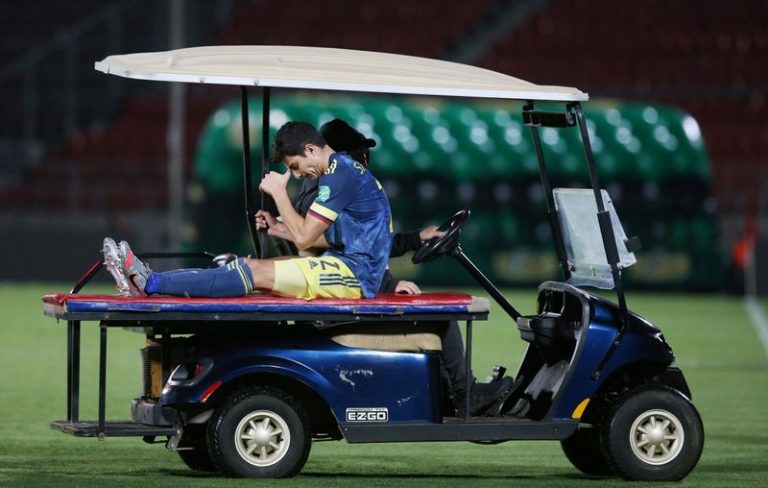 LYNXMPEG9J01W.jpg,Foto de archivo de Stefan Medina saliendo lesionado del partido entre selecciones de Chile y Colombia por las eliminatorias de la Conmebol. Estadio Nacional, Santiago, Chile. 13 de octubre de 2020.
Pool via REUTERS/Claudio Reyes ; Crédito: Array, Reuters