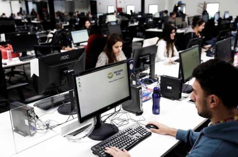 LYNXMPEG9J0X1.jpg,Empleados trabajan en las oficinas de Mercado Libre en Sao Paulo, Brasil. FOTO DE ARCHIVO. REUTERS/Nacho Doce; Crédito: NACHO DOCE, Reuters