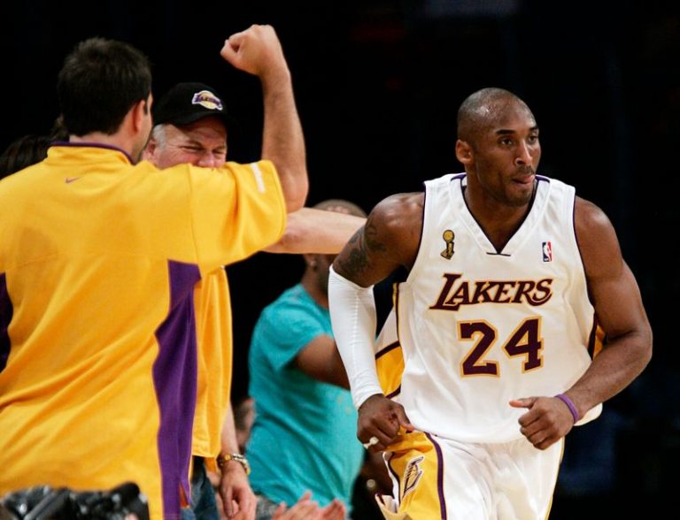 LYNXMPEG9J0Z1.jpg,Imagen de archivo de aficionados animando a Kobe Bryant (a la derecha) de Los Angeles Lakers luego de que anotó un tiro de tres puntos frente a los Boston Celtics durante el quinto juego de las finales del campeonato de baloncesto de la NBA en Los Angeles, Estados Unidos. 15 de junio, 2008. REUTERS/Jeff Haynes/Archivo; Crédito: Reuters Photographer, Reuters