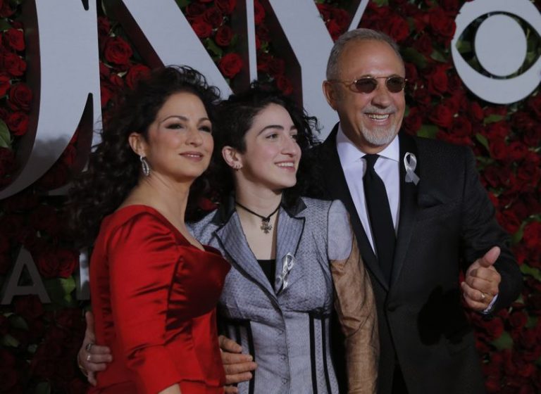 LYNXMPEG9J1DQ.jpg,FOTO DE ARCHIVO. La cantante Gloria Estefan, Emily Estefan y Emilio Estefan llegan a la septuagésima edición de los premios Tony en Nueva York. 12 de junio de 2016. REUTERS/Andrew Kelly; Crédito: Andrew Kelly, Reuters