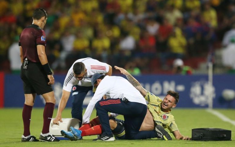 LYNXMPEG9J1IG.jpg,Foto de archivo de Nicolás Benedetti recibiendo atención médica tras lesionarse rodilla durante partido entre selecciones preolímpicas de Colombia y Uruguay. Estadio Alfonso López, Bucaramanga, Colombia. 9 de febrero de 2020.
REUTERS/Luisa González; Crédito: Array, Reuters