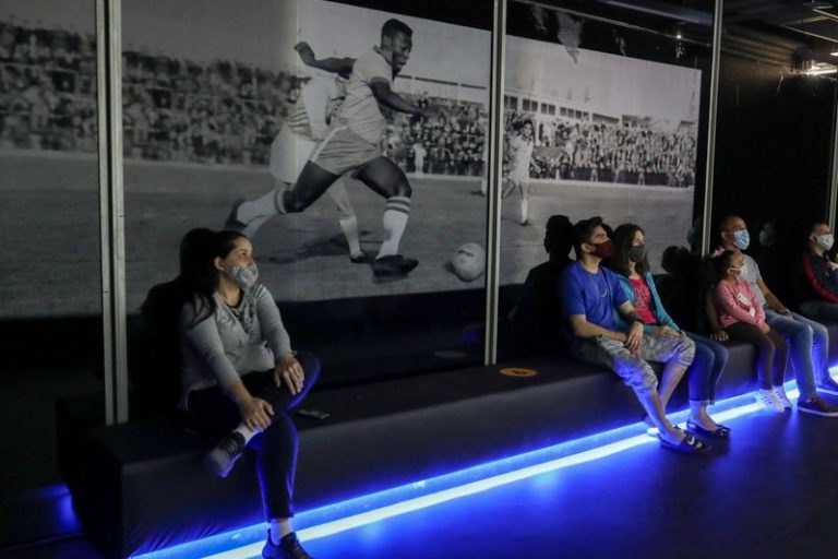 LYNXMPEG9J1IW.jpg,Personas miran un filme sobre la leyenda del fútbol brasileña Pelé en una muestra para conmemorar el cumpleaños número 80 del futbolista en el Museo del Fútbol en Sao Paulo, Brazil, 17 de octubre del 2020. Foto tomada el 17 de octubre del 2020. REUTERS/Amanda Perobelli; Crédito: AMANDA PEROBELLI, Reuters