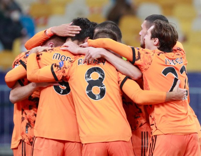 LYNXMPEG9J1KS-1.jpg,Foto del lunes del delantero de la Juventus Alvaro Morata celebrando con sus compañeros tras marcar el primer gol de su equipo en la victoria sobre Dínamo de Kiev. 
Oct 20, 2020 
REUTERS/Valentyn Ogirenko; Crédito: VALENTYN OGIRENKO, Reuters