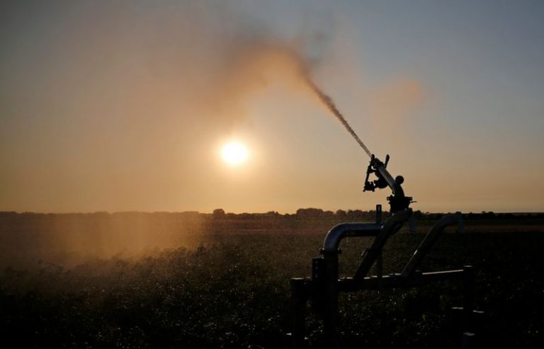 LYNXMPEG9K0MT.jpg,FOTO DE ARCHIVO: Un sistema de regadío en un campo de patatas en Tilloy-Lez-Cambrai, Francia. 3 de agosto de 2018. REUTERS/Pascal Rossignol/File Photo; Crédito: Pascal Rossignol, Reuters