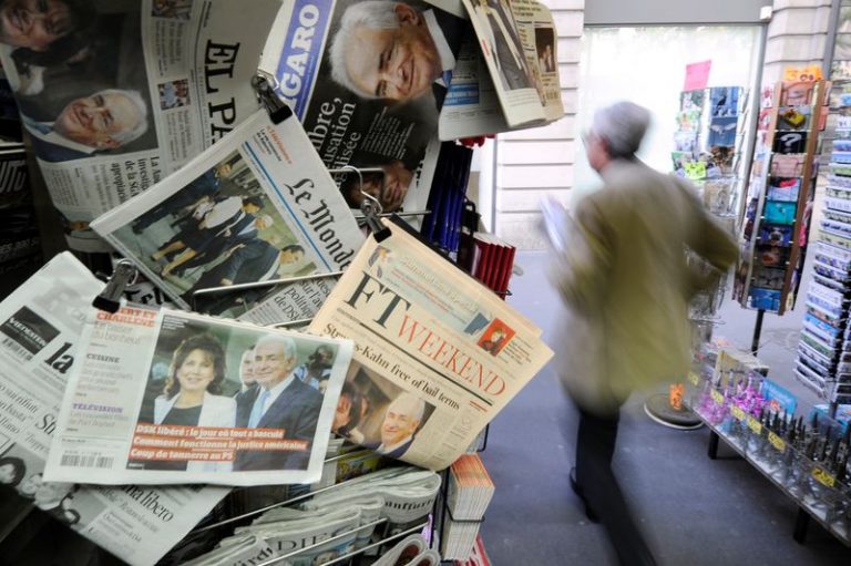 LYNXMPEG9K11K.jpg,FOTO DE ARCHIVO. Imagen referencial de una persona caminando frente a un kiosko con periódicos a la venta, en París, Francia. 2 de julio de 2011. REUTERS/Gonzalo Fuentes; Crédito: GONZALO FUENTES, Reuters