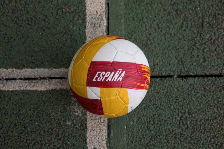 LYNXMPEG9K13C.jpg,Imagen de archivo de una pelota de fútbol sobre una cancha de asfalto en Alcorcón, cerca de Madrid, España. 25 de mayo, 2018. REUTERS/Sergio Perez/Archivo; Crédito: Sergio Perez, Reuters