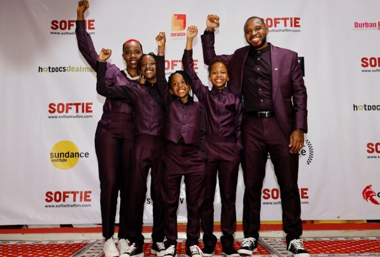 LYNXMPEG9K1A2.jpg,El activista social y político keniano Boniface Mwangi, su esposa Njeri Mwangi y sus hijos Nate Siphiwe Mwangi, Jabali Mboya Mwangi y Naila Sifa Mwangi saludan al llegar a la proyección del documental keniano 