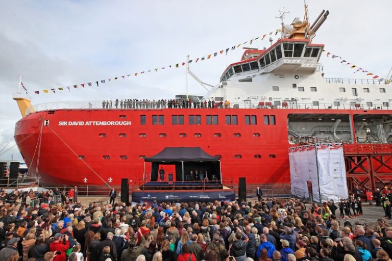 LYNXMPEG9K1CX.jpg,Imagen de archivo de una multitud reunida para la ceremonia de bautizo del barco de investigación polar RRS Sir David Attenborough en el astillero Cammell Laird en Birkenhead, Reino Unido. 26 de septiembre, 2019. Peter Byrne/Pool via REUTERS; Crédito: POOL, Reuters