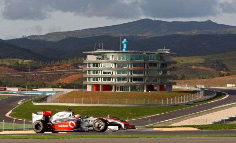 LYNXMPEG9K1K4.jpg,FOTO DE ARCHIVO. Imagen referencial del piloto de Fórmula Uno Lewis Hamilton conduciendo su coche en la pista de Algarve, en Portugal. 21 de enero de 2009. REUTERS/José Manuel Ribeiro; Crédito: JOSE MANUEL RIBEIRO, Reuters