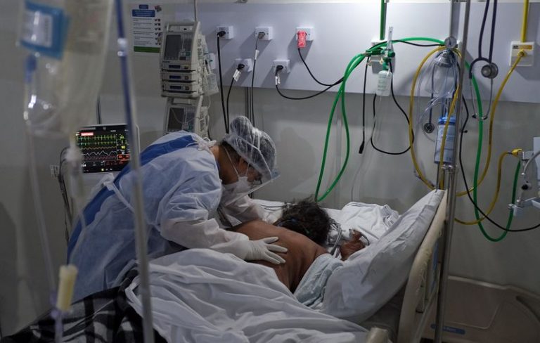 LYNXMPEG9K1K9.jpg,Profissional da saúde trata de paciente com Covid-19 em hospital no Rio de Janeiro (RJ) 
02/07/2020
REUTERS/Ricardo Moraes; Crédito: RICARDO MORAES, Reuters