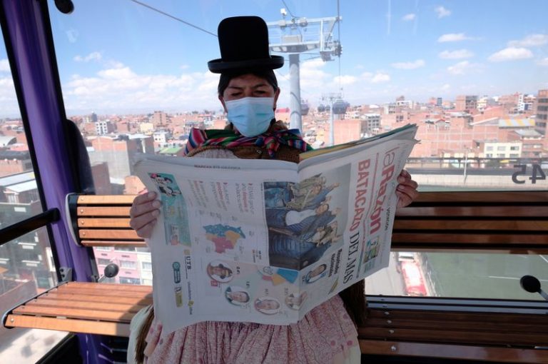 LYNXMPEG9K1L3.jpg,Foto de archivo. Una mujer lee un periódico mientras viaja en el teleférico, en El Alto, Bolivia. 19 de octubre de 2020. REUTERS/Wara Vargas Lara NO DISPONIBLE PARA REVENTA NI ARCHIVO; Crédito: Stringer ., Reuters