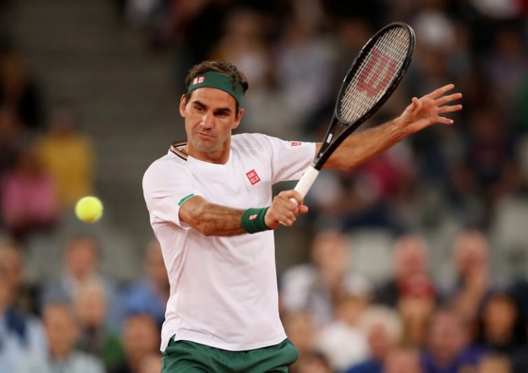 LYNXMPEG9K1LI.jpg,FOTO DE ARCHIVO. Roger Federer juega un partido de exhibición contra Rafael Nadal (fuera de la foto), en Ciudad del Cabo, Sudáfrica. 7 de febrero de 2020. REUTERS/Mike Hutchings; Crédito: MIKE HUTCHINGS, Reuters