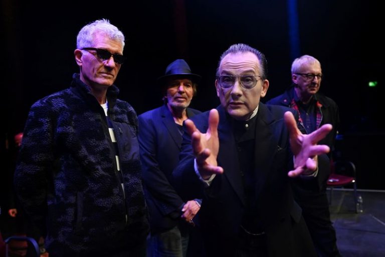 LYNXMPEG9K1R2.jpg,Foto del miércoles de los integrantes de la banda de punk británica The Damned (I-D) Captain Sensible Brian James, Dave Vanian y Rat Scabies, en el The Roundhouse de  Londres. 
Oct 21, 2020.  REUTERS/Dylan Martinez; Crédito: DYLAN MARTINEZ, Reuters