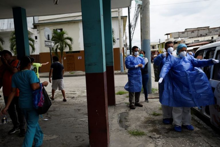 LYNXMPEG9K1S2.jpg,Foto de archivo de un grupo de trabajadores de la salud preparándose con equipo de protección antes de realizar controles en una casa en Guayaquil. 
Abr 29, 2020. REUTERS/Santiago Arcos; Crédito: SANTIAGO ARCOS, Reuters