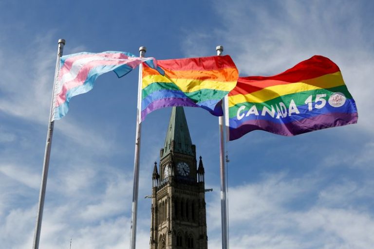 LYNXMPEG9K1TO.jpg,Foto de archivo ilustrativa de banderas del movimiento LGBT ondeando en Ottawa, Canadá. 
Jun 14, 2017. REUTERS/Chris Wattie/File Photo; Crédito: CHRIS WATTIE, Reuters