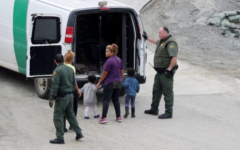 LYNXMPEG9K1ZY.jpg,Funcionarios del Servicio de Aduanas y Protección Fronteriza de Estados Unidos (CBP) detienen a una mujer y niños migrantes, que forman parte de una caravana de miles de personas procedentes de América Central que tratan de llegar a Estados Unidos, en el International Friendship Park, en San Diego, Estados Unidos. 9 de diciembre de 2018. Foto tomada desde Tijuana, México. REUTERS/Mohammed Salem ; Crédito: Mohammed Salem, Reuters