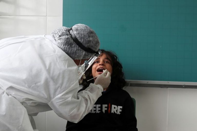 LYNXMPEG9K20E.jpg,Foto de archivo: Un trabajador de la salud realiza una prueba de PCR al estudiante Theo Barbosa Rodrigues en la escuela estatal Almir Pereira Bahia Reverendo en Taboao da Serra, en las afueras de Sao Paulo, Brasil, 15 de octubre de 2020. REUTERS/Amanda Perobelli; Crédito: AMANDA PEROBELLI, Reuters