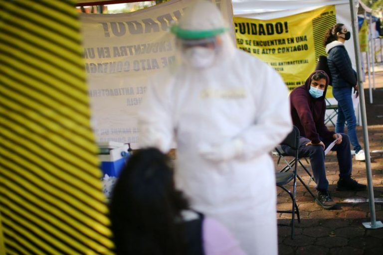 LYNXMPEG9L00E.jpg,Personas hacen fila para realizar pruebas de la enfermedad por coronavirus (COVID-19) en un sitio de pruebas temporal en Ciudad de México, México, 15 de octubre de 2020. REUTERS / Edgard Garrido/ Foto de archivo 
; Crédito: EDGARD GARRIDO, Reuters