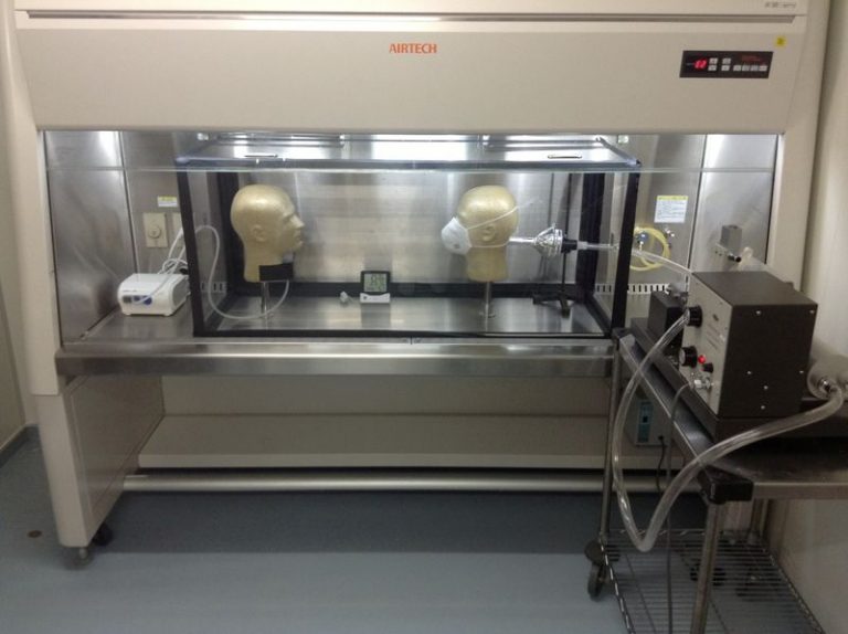 LYNXMPEG9L0UV.jpg,Imagen sin fecha entregada por la Universidad de Tokio que muestra experimento para probar la efectividad de mascarillas en evitar la transmisión aérea de SARS-CoV-2
Instituto de Ciencias Médicas, Universidad de Tokio/Entregada vía REUTERS  ; Crédito: Instituto de Ciencias Médicas, Reuters