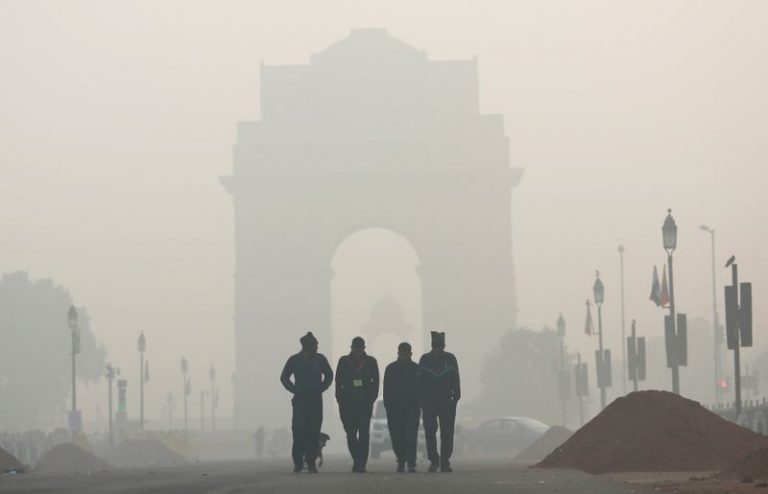 LYNXMPEG9L0YH.jpg,Personas caminan frente a Puerta de la India, Nueva Delhi, India, 26 diciembe 2018.
REUTERS/Adnan Abidi; Crédito: ADNAN ABIDI, Reuters