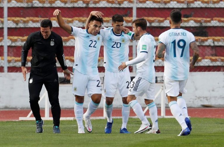 LYNXMPEG9L11T.jpg,Foto de archivo del delantero de Argentina Lautaro Martinez celebrando con sus compañeros tras marcar el primer gol de la victoria ante Bolivia en La Paz por la eliminatoria sudamericana. 
Oct 13, 2020 
Juan Karita/Pool via Reuters; Crédito: POOL, Reuters