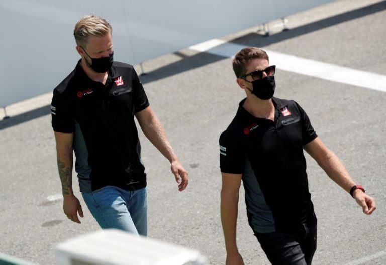 LYNXMPEG9L15N.jpg,Imange de archivo de los pilotos del equipo Haas, el danés Kevin Magnussen y el francés Romain Grosjean, antes del Gran Premio de España de la Fórmula Uno. 13 de agosto, 2020. REUTERS/Albert Gea/Archivo; Crédito: ALBERT GEA, Reuters