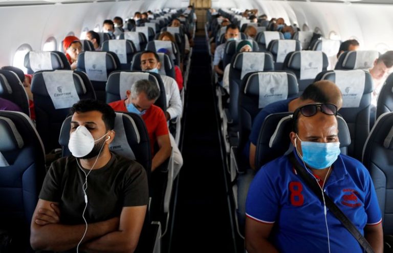 LYNXMPEG9L16V.jpg,Imagen de archivo de pasajeros con mascarillas en un avión en el Aeropuerto Internacional de Sharm el-Sheij, Egipto. 20 junio 2020. REUTERS/Mohamed Abd El Ghany; Crédito: Mohamed Abd El Ghany, Reuters