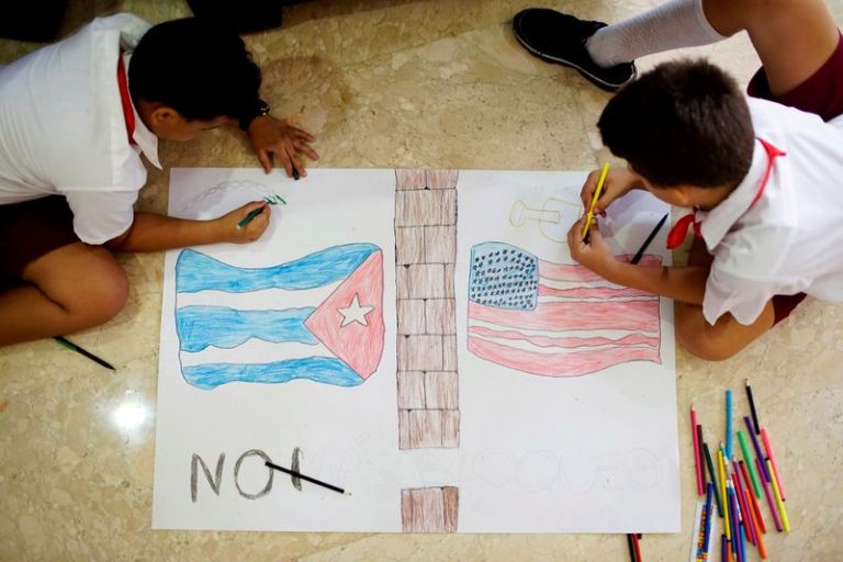 LYNXMPEG9L1GI.jpg,FOTO DE ARCHIVO: Niños dibujan banderas de Cuba y Estados Unidos durante el XIV Foro de la Sociedad Civil contra el embargo económico y comercial en La Habana, Cuba. 18 de octubre de 2017. REUTERS/Alexandre Meneghini; Crédito: Alexandre Meneghini, Reuters
