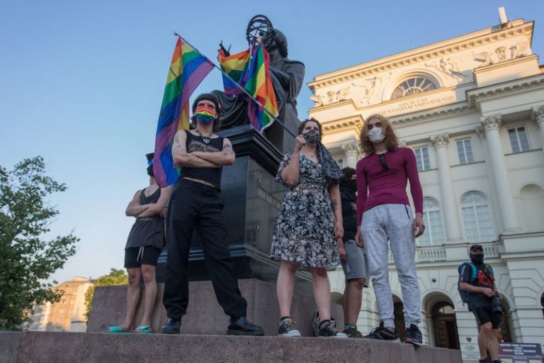 LYNXMPEG9L1KM.jpg,FOTO DE ARCHIVO. Activistas LGBT protestan en Varsovia, Polonia. 7 de agosto de 2020.  Adam Stepien/Agencja Gazeta vía REUTERS. ATENCIÓN EDITORES -  ESTA IMAGEN HA SIDO ENTREGADA POR UN TERCERO. NO DISPONIBLE PARA REVENTA NI ARCHIVO. CREDITO OBLIGATORIO; Crédito: Agencja Gazeta, Reuters