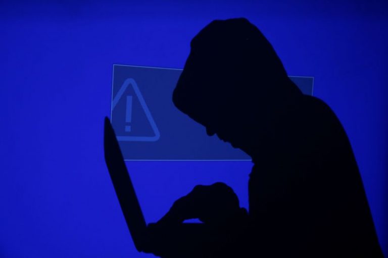 LYNXMPEG9L1S3.jpg,IMAGEN DE ARCHIVO. Una ilustración de un hombre encapuchado sostiene una laptop mientras se proyecta una pantalla azul con un signo de exclamación. Tomada en Mayo 13, 2017. REUTERS/Kacper Pempel/Ilustración; Crédito: Kacper Pempel, Reuters