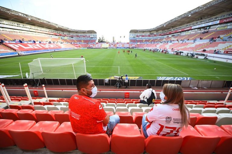 LYNXMPEG9L1SP.jpg,Foto de archivo de aficionados durante la reapertura gradual de estadios de fútbol en México. Estadio Victoria, Aguascalientes, México. 16 de octubre de 2020.
REUTERS/Omar Hernandez; Crédito: Array, Reuters