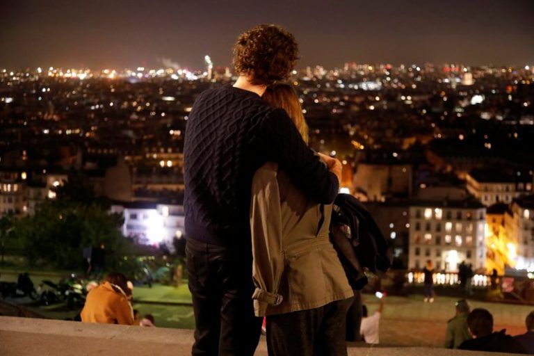 LYNXMPEG9L1TE.jpg,Una pareja se abraza mientras disfruta de la vista desde Montmartre pocos minutos antes del toque de queda nocturno debido a las restricciones contra la propagación de la enfermedad coronavirus (COVID-19) en París, Francia. 22 de octubre de 2020. REUTERS/Charles Platiau ; Crédito: Charles Platiau, Reuters