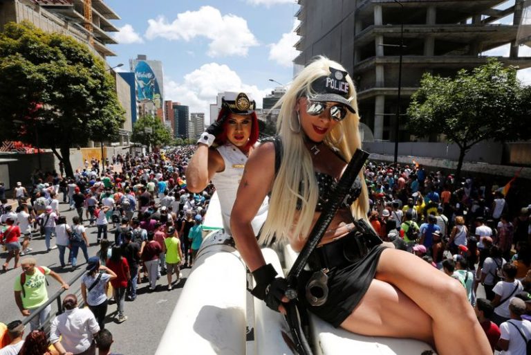 LYNXMPEG9L1TZ.jpg,Foto de archivo. Manifestantes posan para una foto durante el desfile del orgullo gay en Caracas, Venezuela. 3 de julio de 2016. REUTERS/Carlos Jasso ; Crédito: Carlos Jasso, Reuters