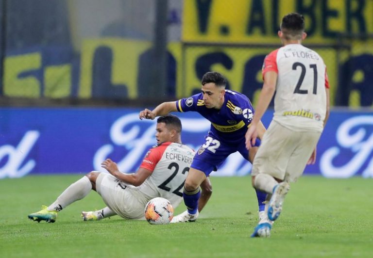 LYNXMPEG9M0BH.jpg,Fútbol - Copa Libertadores - Boca Juniors vs Caracas - Estadio La Bombonera, Buenos Aires, Argentina, 22 de octubre de 2020.  Gonzalo Maroni, del Boca Juniors, en un lance del partido con el jugador del Caracas, Jorge Echeverría. Pool via REUTERS/Juan Ignacio Roncoroni; Crédito: JUAN IGNACIO RONCORONI, Reuters
