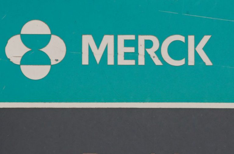 LYNXMPEG9M0KN.jpg,FOTO DE ARCHIVO: El logo de Merck en el campus de Merck & Co en Linden, Nueva Jersey, EEUU, el 12 de julio de 2018. REUTERS/Brendan McDermid; Crédito: BRENDAN MCDERMID, Reuters