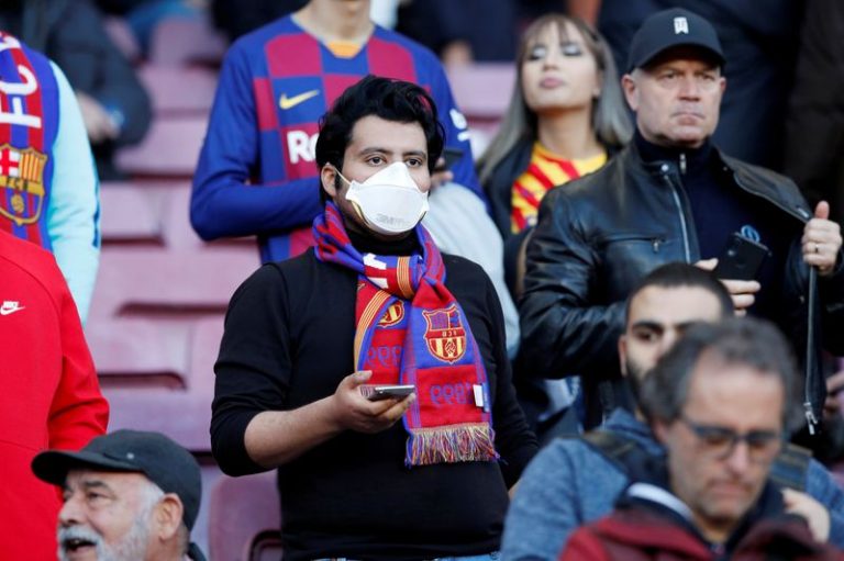 LYNXMPEG9M0U7.jpg,Imagen de archivo de un aficionado durante el partido de La Liga española entre el FC Barcelona y la Real Sociedad en el Camp Nou, Barcelona, España. 7 marzo 2020. REUTERS/Albert Gea/File Photo; Crédito: Albert Gea, Reuters