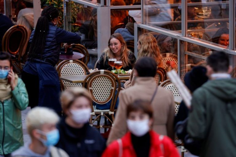 LYNXMPEG9M13A.jpg,Personas en terrazas antes del toque de queda nocturno, Lille, Francia, 16 octubre 2020.
REUTERS/Pascal Rossignol/; Crédito: PASCAL ROSSIGNOL, Reuters