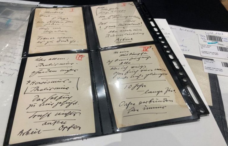 LYNXMPEG9M186.jpg,Cuatro artefactos de 1937 con la escritura a mano original de Adolf Hitler que serán vendidos por una casa de subastas de Múnich son exhibidos en Múnich, Alemania. 22 de octubre, 2020. REUTERS/Ralph Brock; Crédito: STAFF, Reuters