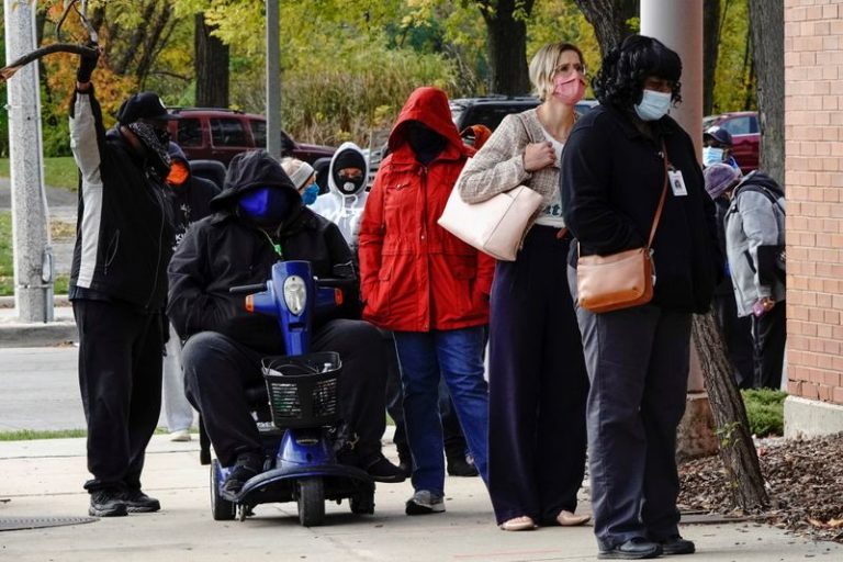LYNXMPEG9M1AR.jpg,IMAGEN DE ARCHIVO. Personas esperan en una fila para votar de manera anticipada en las elecciones, en Milwaukee, Wisconsin, EEUU, Octubre 20, 2020.  REUTERS/Bing Guan; Crédito: BING GUAN, Reuters
