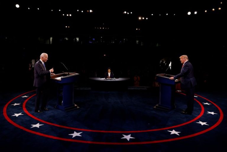 LYNXMPEG9M1CC.jpg,Democratic presidential nominee Joe Biden gestures towards U.S. President Donald Trump as they participate in their second 2020 presidential campaign debate at Belmont University in Nashville, Tennessee, U.S., October 22, 2020. REUTERS/Jim Bourg/Pool; Crédito: JIM BOURG, Reuters