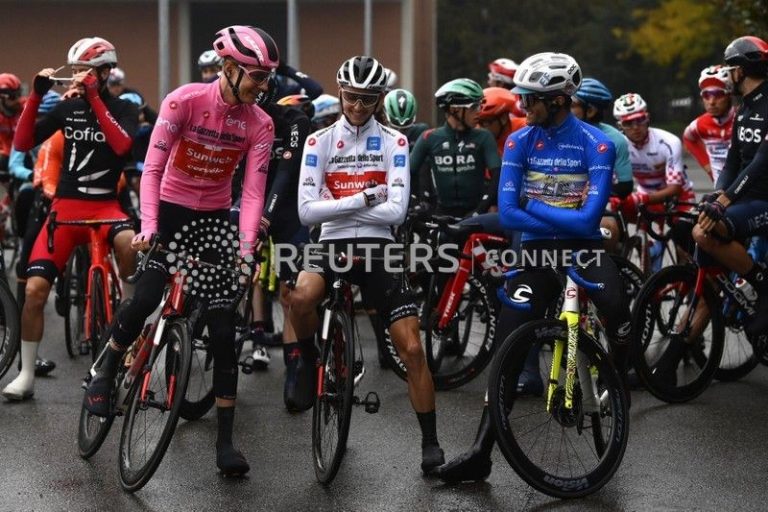 LYNXMPEG9M1DG.jpg,(L-R) Dutch cyclist Wilco Kelderman of Team Sunweb wearing the overall leader's pink jersey, Australian cyclist Jai Hindley of team Sunweb wearing the white jersey of the leader of the young riders classification, and Portuguese cyclist Ruben Guerreiro of team EF Pro Cycling wearing the best climber's blue jersey are seen at the start of the 19th stage of the Giro d'Italia 2020 cycling race, 180 km from Morbegno to Asti.; Crédito: Fabio Ferrari, Reuters
