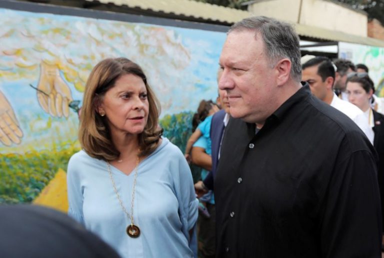 LYNXMPEG9M1GH.jpg,Foto de archivo. La vicepresidenta de Colombia, Marta Lucía Ramírez, habla con el secretario de Estado de Estados Unidos, Mike Pompeo, durante una visita a Cúcuta, Colombia, 14 de abril, 2019. REUTERS/Luisa González  ; Crédito: LUISA GONZALEZ, Reuters