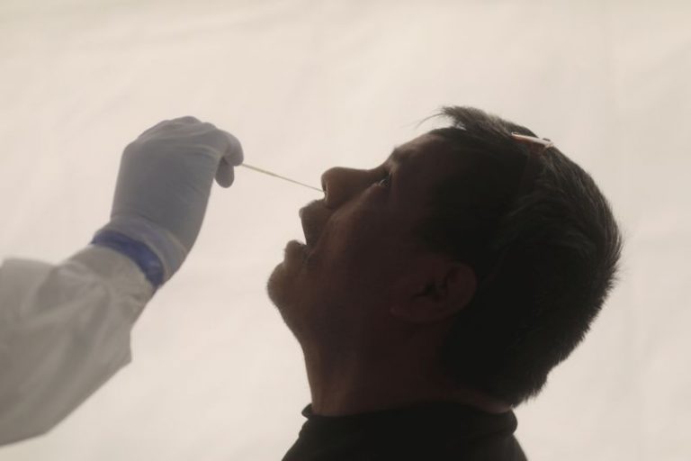 LYNXMPEG9N00T.jpg,Un trabajador de la salud que usa equipo de protección personal (EPP) toma una muestra de hisopo de un hombre para la prueba de la enfermedad por coronavirus (COVID-19) en el Parque Jardín de las Artes Gráficas en Ciudad de México, México, 22 de octubre de 2020. REUTERS / Henry Romero/ Foto de archivo; Crédito: HENRY ROMERO, Reuters