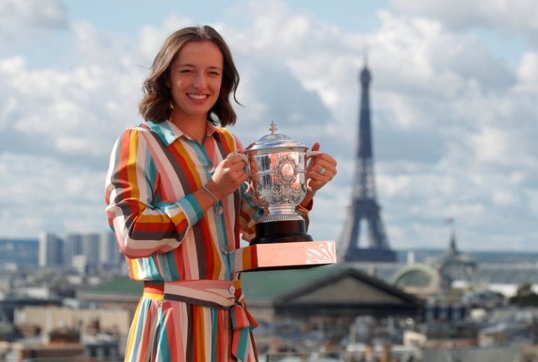 LYNXMPEG9N0CM.jpg,FOTO DE ARCHIVO: Tenis - Abierto de Francia - Tejado de las Galerías Lafayette, París, Francia. 11 de octubre de 2020. La polaca Iga Swiatek posa con el trofeo después de ganar el Abierto de Francia. REUTERS/Charles Platiau/; Crédito: Charles Platiau, Reuters
