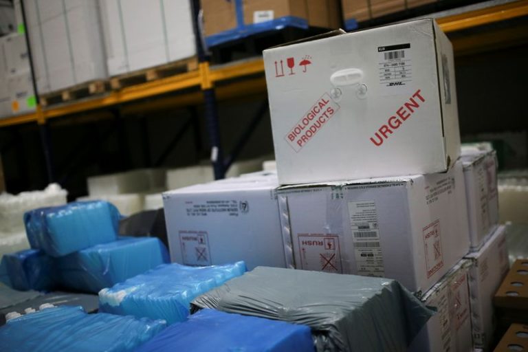 LYNXMPEG9N0EM.jpg,Cajas con productos biológicos se ven dentro de una bodega del Ministerio de Salud de Colombia, donde se almacenará una eventual vacuna contra la enfermedad del coronavirus (COVID-19), en Bogotá, 20 de octubre de 2020. REUTERS / Luisa González; Crédito: LUISA GONZALEZ, Reuters