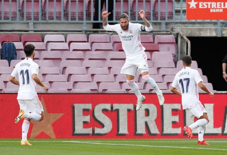 LYNXMPEG9N0FY.jpg,Soccer Football - La Liga Santander - FC Barcelona v Real Madrid - Camp Nou, Barcelona, Spain - October 24, 2020 Real Madrid's Sergio Ramos celebrates scoring their second goal REUTERS/Albert Gea - UP1EGAO16UFR2; Crédito: Albert Gea, Reuters