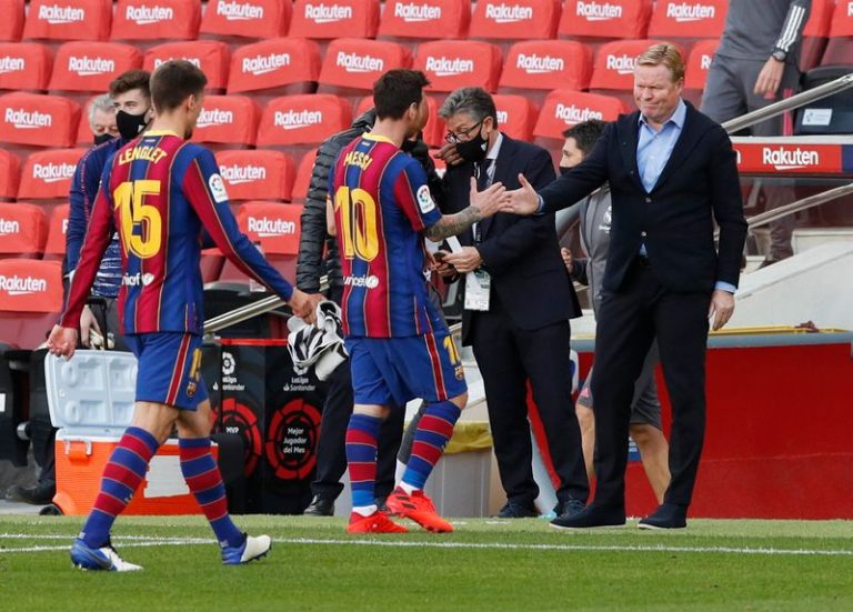 LYNXMPEG9N0KD.jpg,El técnico del Barcelona, Ronald Koeman, y el delantero argentino Lionel Messi se saludan luego de la derrota contra el Real Madrid en el Clásico de La Liga Santander del fútbol español en el estadio Camp Nou de Barcelona, España. 24 de octubre, 2020. REUTERS/Albert Gea; Crédito: Albert Gea, Reuters