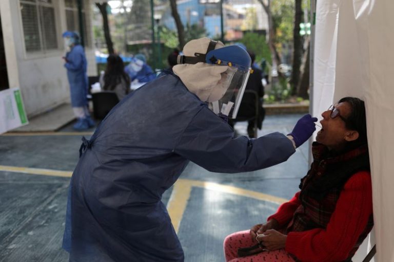 LYNXMPEG9O009.jpg,Un trabajador de la salud usa equipo de protección personal para tomar una muestra de hisopo a una mujer para realizarle la prueba de coronavirus en Ciudad de México. 21 de octubre de 2020. REUTERS/Henry Romero; Crédito: HENRY ROMERO, Reuters