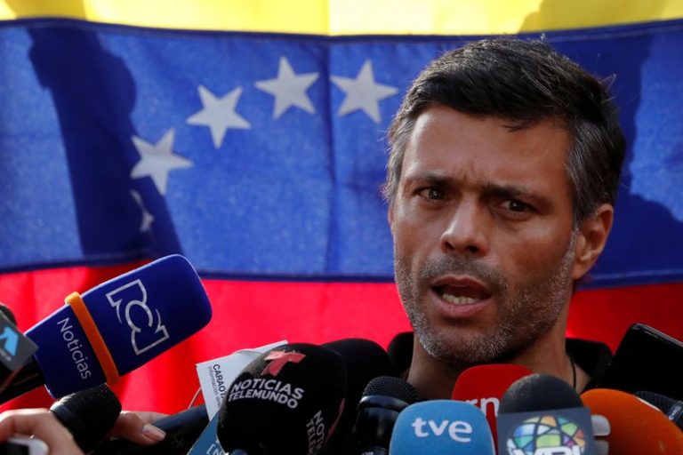 LYNXMPEG9O06S-2.jpg,FOTO DE ARCHIVO: El opositor venezolano Leopoldo López se dirige a los medios de comunicación en la residencia del embajador español en Caracas, Venezuela, el 2 de mayo de 2019. REUTERS/Carlos Garcia Rawlins; Crédito: CARLOS GARCIA RAWLINS, Reuters